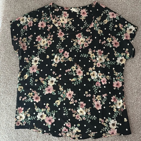 Floral and polka dot top. Size Medium - Picture 1 of 1